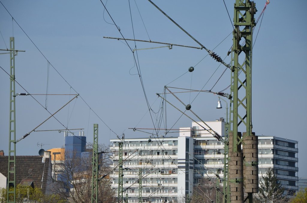 Einsatz BF Koeln Kran beruehrt Oberleitung DB Koeln Gremberg Taunusstr P029.JPG